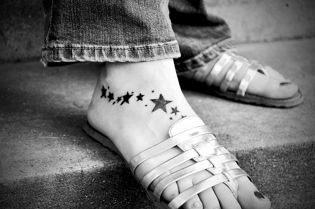 tatuaggio blackwork campiture nere contrasto alto dettaglio